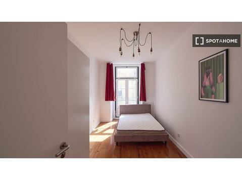 Zimmer zu vermieten in 13-Zimmer-Wohnung in Lissabon - Zu Vermieten