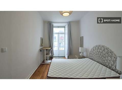 Zimmer zu vermieten in 13-Zimmer-Wohnung in Lissabon - Zu Vermieten