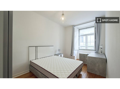 Room for rent in 13-bedroom apartment in Lisbon - Aluguel