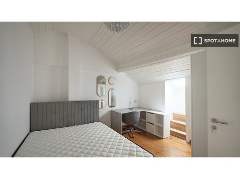 Room for rent in 13-bedroom apartment in Lisbon - Te Huur