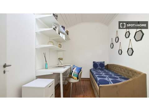 Lizbon'da 13 yatak odalı dairede kiralık oda - Kiralık
