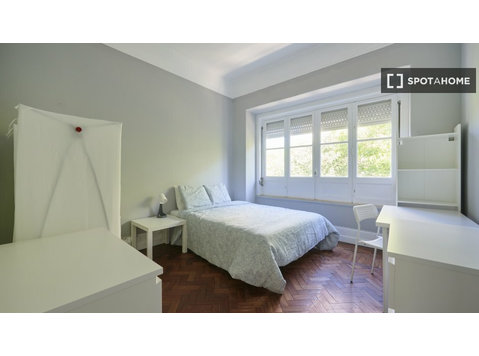 Room for rent in 14-bedroom apartment in Lisbon - Kiadó