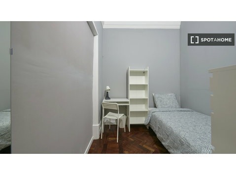 Room for rent in 14-bedroom apartment in Lisbon - K pronájmu