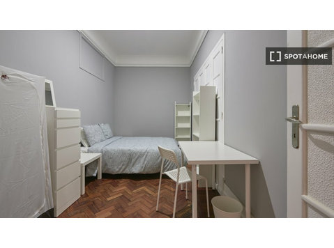 Room for rent in 14-bedroom apartment in Lisbon - השכרה