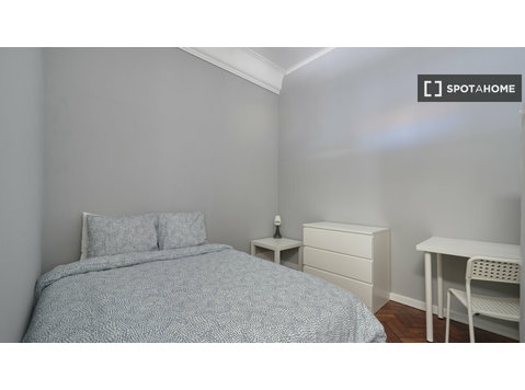 Lizbon'da 14 yatak odalı dairede kiralık oda - Kiralık