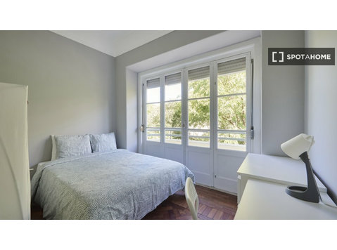 Camera in affitto in appartamento con 14 camere da letto a… - In Affitto