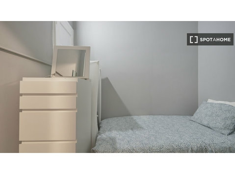 Zimmer zu vermieten in 14-Zimmer-Wohnung in Lissabon - Zu Vermieten