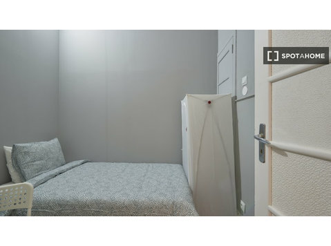 Zimmer zu vermieten in 14-Zimmer-Wohnung in Lissabon - Zu Vermieten
