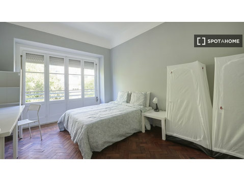 Chambre à louer dans un appartement de 14 chambres à… - À louer