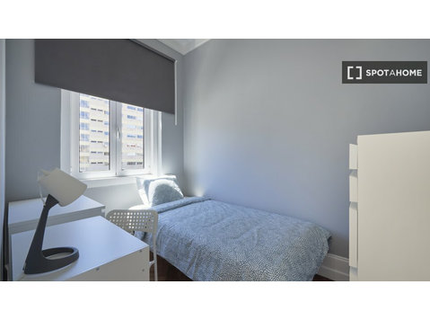 Lizbon'da 14 yatak odalı dairede kiralık oda - Kiralık