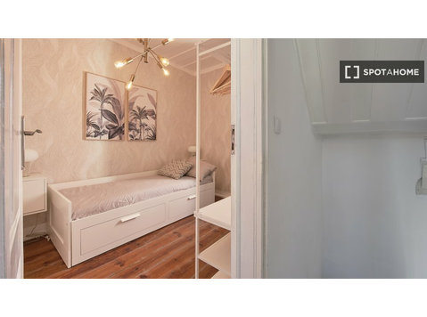 Aluga-se quarto em casa de 14 quartos em Belém, Lisboa - Aluguel