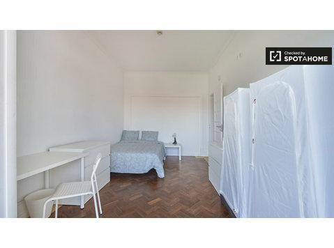 Se alquila habitación en piso de 15 habitaciones en Lisboa - Alquiler
