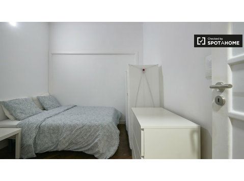 Zimmer zu vermieten in 15-Zimmer-Wohnung in Lissabon - Zu Vermieten