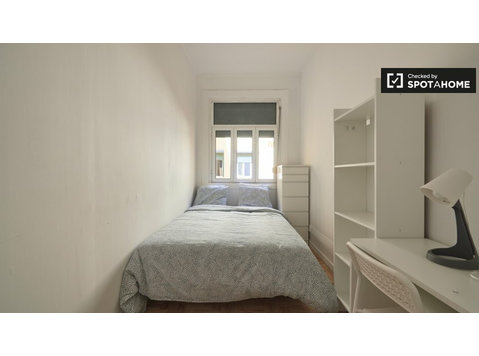 Alugo quarto em apartamento de 15 quartos em Lisboa - Aluguel