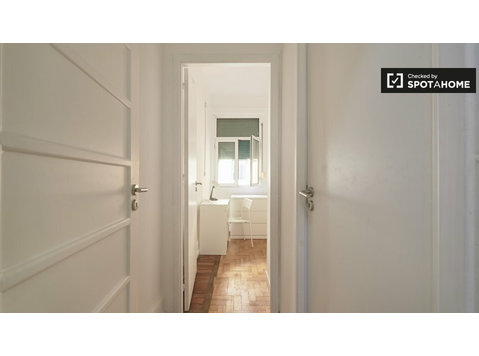 Room for rent in 15-bedroom apartment in Lisbon - K pronájmu