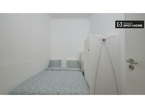 Room for rent in 15-bedroom apartment in Lisbon - For Rent