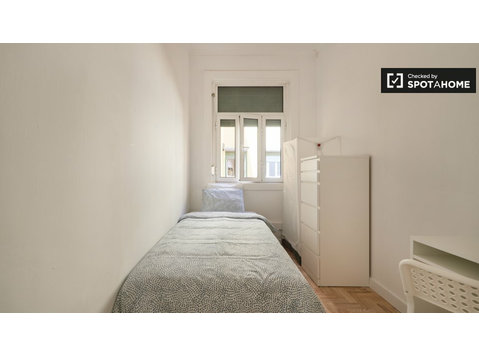 Pokój do wynajęcia w 15-pokojowym mieszkaniu w Lizbonie - Do wynajęcia