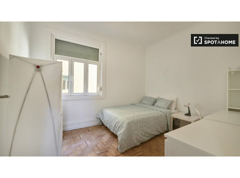 Pokój do wynajęcia w 15-pokojowym mieszkaniu w Lizbonie - Do wynajęcia