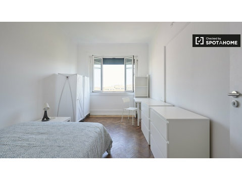 Room for rent in 15-bedroom apartment in Lisbon - De inchiriat