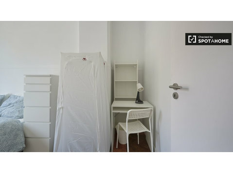 Se alquila habitación en piso de 15 habitaciones en Lisboa - Alquiler