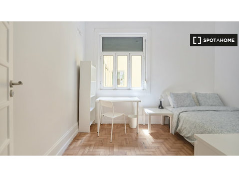 Zimmer zu vermieten in 16-Zimmer-Wohnung in Azul, Lissabon - Zu Vermieten