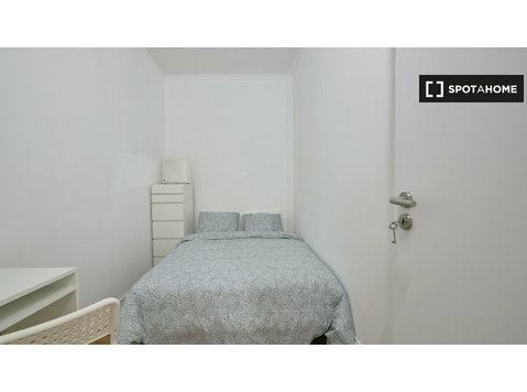 Room for rent in 16-bedroom apartment in Azul, Lisbon - เพื่อให้เช่า