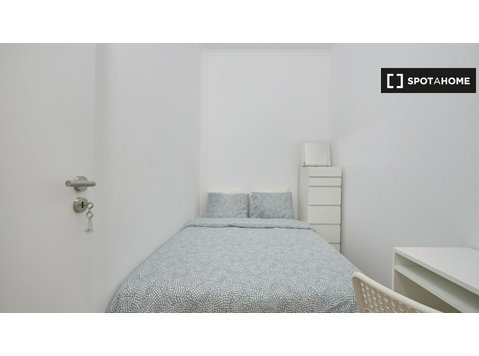 Stanza in affitto in appartamento con 16 camere da letto ad… - In Affitto