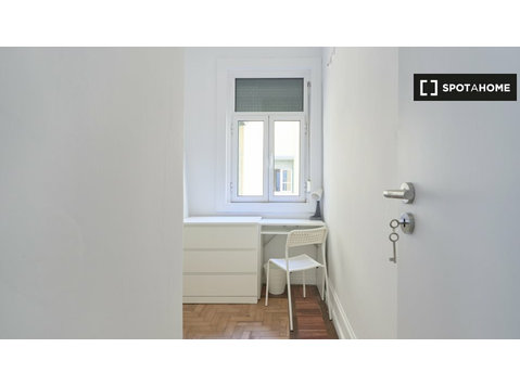 Room for rent in 16-bedroom apartment in Azul, Lisbon - 임대