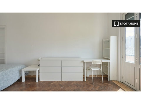Room for rent in 16-bedroom apartment in Azul, Lisbon - Disewakan