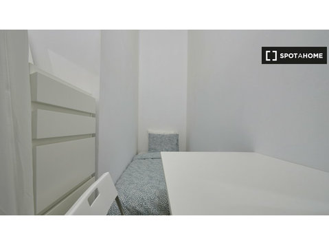Stanza in affitto in appartamento con 16 camere da letto ad… - In Affitto