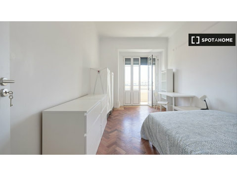 Room for rent in 16-bedroom apartment in Azul, Lisbon - Аренда