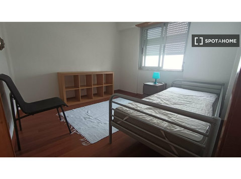 Stanza in affitto in appartamento con 2 camere da letto ad… - In Affitto