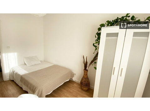 Room for rent in 2-bedroom apartment in Almada - 空室あり