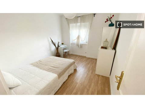 Almada'da 2 yatak odalı dairede kiralık oda - Kiralık