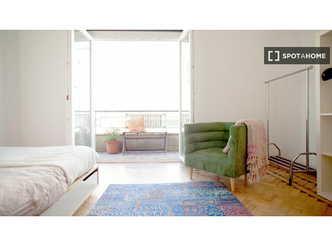 Chambre à louer dans un appartement de 2 chambres à Amadora - À louer