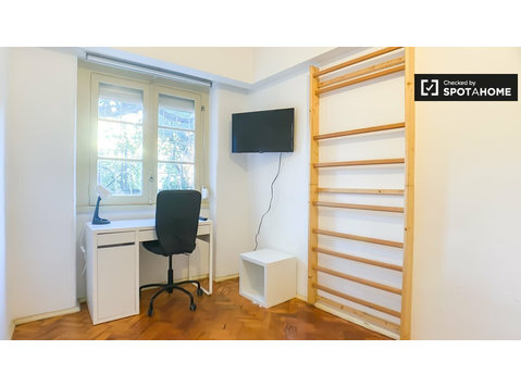 Room for rent in 2-bedroom apartment in Areeiro, Lisbon - K pronájmu