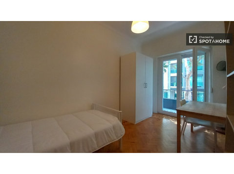 Room for rent in 2-bedroom apartment in Benfica, Lisbon - Cho thuê