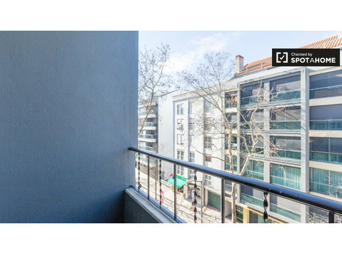 Zimmer zu vermieten in 2-Zimmer-Wohnung in Benfica, Lissabon - Zu Vermieten