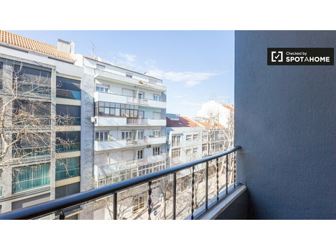 Zimmer zu vermieten in 2-Zimmer-Wohnung in Benfica, Lissabon - Zu Vermieten