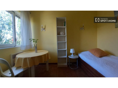 Estoril'de 2 yatak odalı dairede kiralık oda - Kiralık