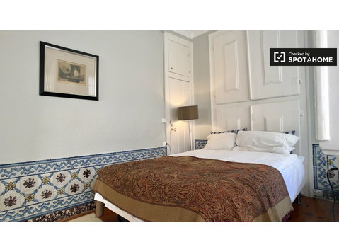 Room for rent in 2-bedroom apartment in Lapa, Lisbon - الإيجار
