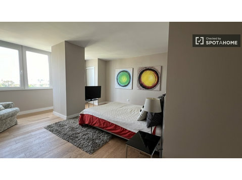 Room for rent in 2-bedroom apartment in Lisbon - Za iznajmljivanje