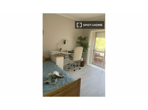 Zimmer zu vermieten in einer 2-Zimmer-Wohnung in Loures,… - Zu Vermieten