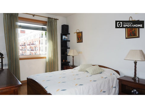 Room for rent in 2-bedroom apartment in Parque das Nações - De inchiriat