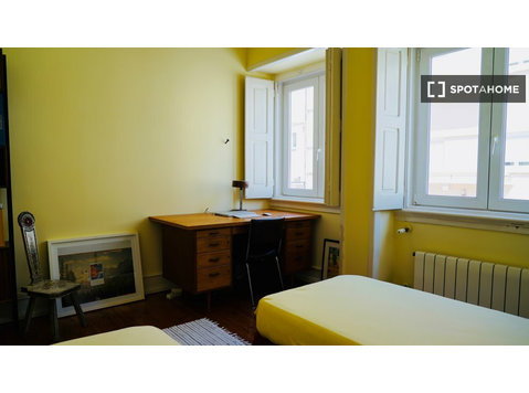 São Vicente, Lizbon'da 2 yatak odalı dairede kiralık oda - Kiralık