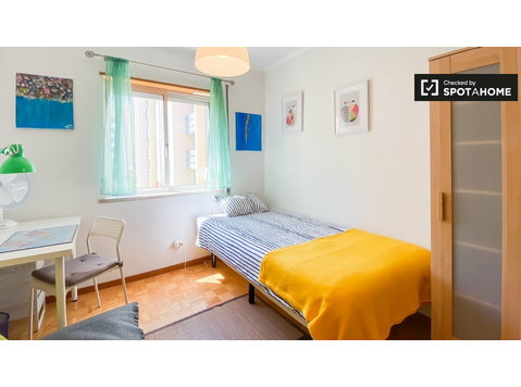 Room for rent in 3-bedroom apartment in Almada - เพื่อให้เช่า