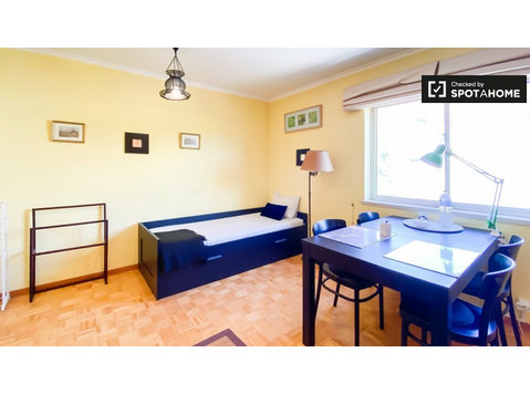Aluga-se quarto em apartamento de 3 quartos em Almada,… - Aluguel