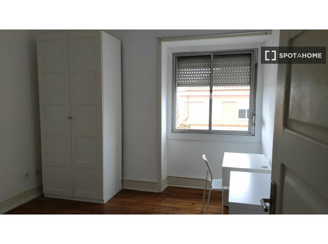 Zimmer zu vermieten in 3-Zimmer-Wohnung in Amadora, Lissabon - Zu Vermieten