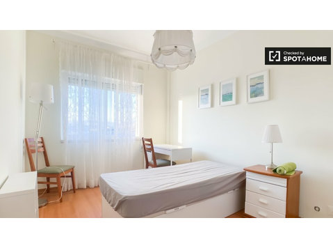 Zimmer zu vermieten in 3-Zimmer-Wohnung in Ameixoeira,… - Zu Vermieten