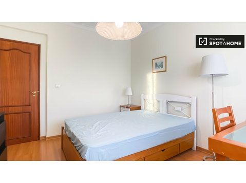 Zimmer zu vermieten in 3-Zimmer-Wohnung in Ameixoeira,… - Zu Vermieten